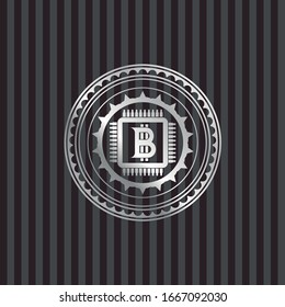 chip de bitcoin (concepto de minería de criptomoneda) icono dentro de la placa o emblema de plata