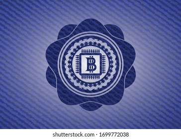 chip de bitcoin (concepto de minería de criptodivisa) icono dentro de la placa con fondo de denim