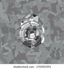 Bitcoin Chip (cryptowährung Mining Konzept) Symbol auf grauem Camo-Muster. 