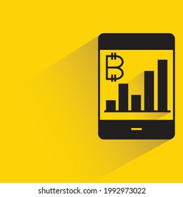 grafo de bitcoin sobre icono de smartphone con sombra sobre fondo amarillo