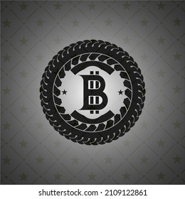 Bitcoin-Symbol im dunklen Abzeichen. 