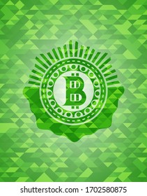 icono de bitcoin dentro del emblema verde con fondo de estilo ecológico mosaico. 