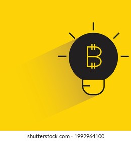 bombilla de bitcoin con sombra sobre fondo amarillo
