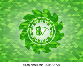 icono de minería de bitcoin dentro del emblema verde con fondo de mosaico triangular. 