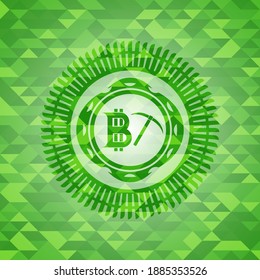 Bitcoin-Minen-Symbol in einem realistischen grünen Mosaik-Emblem. 
