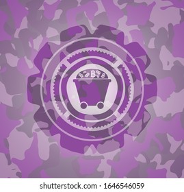Icono del carrito de minería de bitcoin dentro del emblema camuflado rosado