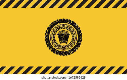 Icono del carro de minería de bitcoin dentro del signo de advertencia, emblema negro de grunge. Ilustración vectorial. Detallado.