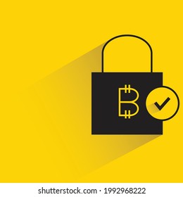 icono de bolsa de compras de bitcoin con sombra sobre fondo amarillo