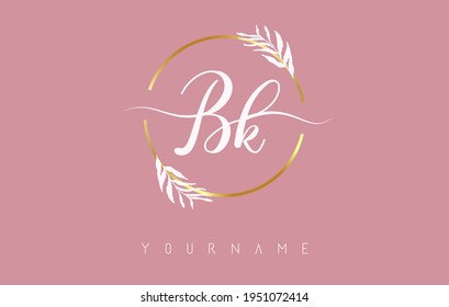 Diseño del logo Bk b k Letters con círculo dorado y hojas blancas en ramas alrededor. Ilustración vectorial con letras B y K para marca personal, negocios, productos ecológicos o naturales. 