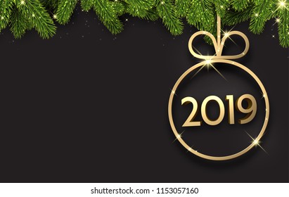 Schwarzer Neujahrshintergrund 2019 mit Tannenästen und goldglänzender Weihnachtskugel. Weihnachtsgrußkarte oder Plakatvorlage. Vektorgrafik.