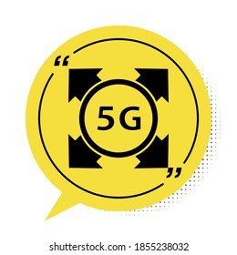 Negro 5G nuevo icono de conexión inalámbrica a internet inalámbrico aislado en fondo blanco. Tecnología de velocidad de datos de conexión de alta velocidad de red global. Símbolo amarillo de burbuja de habla. Vector.