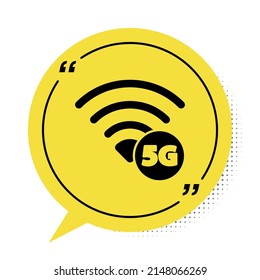 Negro 5G nuevo icono de conexión inalámbrica a internet inalámbrico aislado en fondo blanco. Tecnología de velocidad de datos de conexión de alta velocidad de red global. Símbolo amarillo de burbuja de habla. Vector