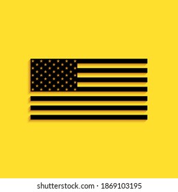 Icono de la bandera norteamericana negra aislado en fondo amarillo. Bandera de Estados Unidos. Estilo de sombra larga. Vector.