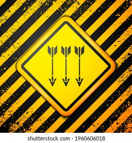 Icono de flechas negras aislado en fondo amarillo. Signo de advertencia. Vector