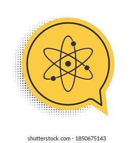 Icono de Átomo negro aislado en fondo blanco. Símbolo de ciencia, educación, física nuclear, investigación científica. Electrones y protonssignes. Símbolo amarillo de burbuja de habla. Vector.