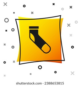 Icono del calcetín de béisbol negro aislado en fondo blanco. Botón cuadrado amarillo. Vector