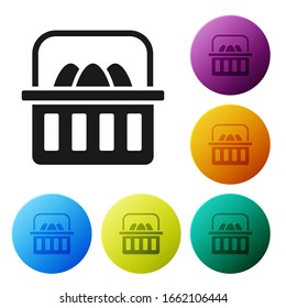 Cesta negra con icono de huevos de Pascua aislado en fondo blanco. Feliz Pascua. Establecer iconos en los botones de círculo de color. Ilustración vectorial