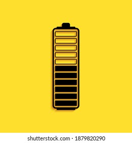 Symbol für die schwarze Batterieladung, einzeln auf gelbem Hintergrund. Batterieaufladung - Netzzeichen. Elektrisches Symbol - Energiezeichen. Lange Schattenstil. Vektorgrafik.