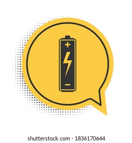 Schwarze Batterie, Symbol einzeln auf weißem Hintergrund. Blitzschlagsymbol. Symbol für gelbe Sprachblase. Vektorgrafik.