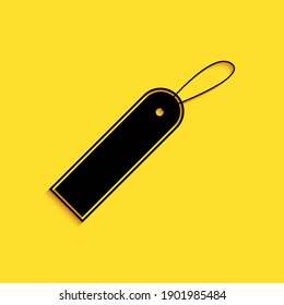 Icono de etiqueta de precio de plantilla de etiqueta en blanco negro aislado en fondo amarillo. Etiqueta de descuentos comerciales vacíos. Cartel de descuento de plantilla. Estilo de sombra larga. Vector.