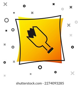 Botella negra rota como icono de arma aislada en fondo blanco. Botón cuadrado amarillo. Vector