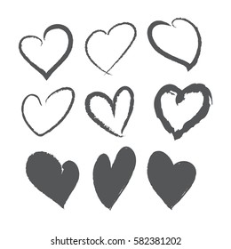 Schwarze Pinselstrichherzen gesetzt. handgezeichnet. Gestaltungselement für Valentinstag