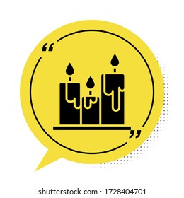 Das Symbol der schwarzen Brennkerzen ist auf weißem Hintergrund isoliert. Zylindrischer Kerzenhalter mit brennender Flamme. Symbol für gelbe Sprachblase. Vector Illustration
