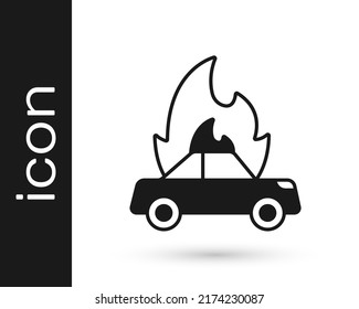 Icono de coche de Burning negro aislado en fondo blanco. Concepto de seguro. Coche en llamas. Auto roto cubierto con fuego y humo.  Vector