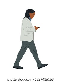Vista lateral de Black Businessman. Simpático hombre afroamericano vestido con un traje formal de oficina con elegante cabello afro usando teléfono móvil. Ilustración vectorial realista aislada en fondo blanco