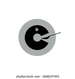 Letra C negra con cuchara sobre redondo sólido gris. Logo de la letra C.