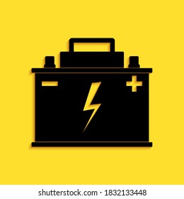 Schwarze Autobatterie-Symbol einzeln auf gelbem Hintergrund. Akkumulatorenbatterie und Akkumulatorenbatterie. Blitzschlagsymbol. Lange Schattenstil. Vektorgrafik.