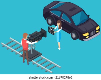 Schwarzes Auto auf grünem Hintergrund im Foto- oder Filmstudio. Grüner Hintergrund und Beleuchtung für Filmaufnahmen. Chromakey mit Scheinwerfern und Automobil eingeschaltet. Filmproduktion mit Fahrzeug, Verkehr