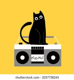 Schwarze Cartoon-Katze sitzt auf einem Boomkasten auf gelbem Hintergrund. Vektorgrafik, handgezeichnet, moderne Flachgrafik 