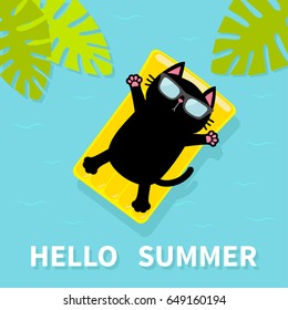 Gato negro flotando en el colchón de agua de la piscina de aire amarillo.Hola, verano. Hoja de palmera. Caricatura suave relajante. Gafas de sol. Agua del océano marino con olas zigzag. Fondo azul. Diseño plano. Vector