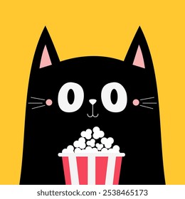 Gatito negro que sostiene la caja de las palomitas de maíz. Personaje divertido de dibujos animados lindo. Cine y teatro. Comida de maíz Pop. Gatito viendo una película. Espectáculo de cine. Estilo infantil. Diseño plano. Fondo amarillo. Aislado. Vector