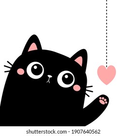 Gatito gatito negro sostiene un corazón rosado colgando de la línea del guión. Cute caricatura kawaii divertido personaje de bebé animal. Diseño plano. Feliz Día de San Valentín. Tarjeta de amor. Fondo blanco. Aislado. Vector