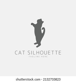 Silueta de gato negro, minimalismo de concepto de logotipo. El gato está parado en sus patas traseras. Dibujo mínimo de gato. Ilustración vectorial.