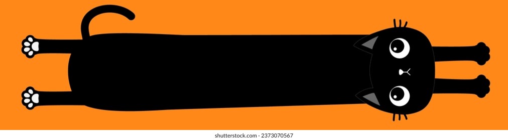 Gato negro. Cuerpo súper largo con huella de pata, cola. Feliz Halloween. Caricatura educada del personaje de un bebé kawaii. La graciosa silueta de la cabeza de la cara. Animal de mascota Kawaii. Mau. Diseño plano. Fondo naranja. Vector