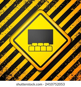 Auditorio de cine negro con icono de pantalla aislado en fondo amarillo. Signo de advertencia. Vector