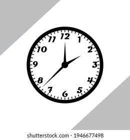 Reloj negro colgado en el reloj de la pared