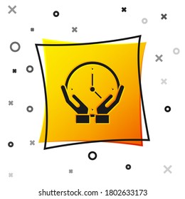 Icono de reloj negro aislado en fondo blanco. Símbolo de tiempo. Botón cuadrado amarillo. Vector.