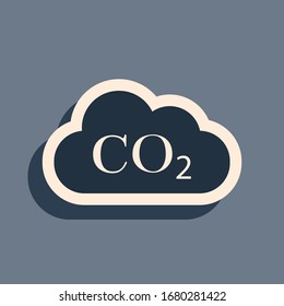 Schwarze CO2-Emissionen in der Cloud Symbol einzeln auf grauem Hintergrund. Kohlendioxid-Formel Symbol, Smog-Verschmutzungskonzept, Umweltkonzept, Verbrennungsprodukte. Lange Schattenstil. Vektorillustration-Illustration