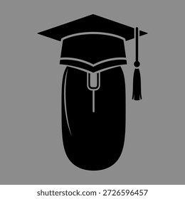 Ratón negro de la computadora que lleva el casquillo de la graduación en el fondo gris, que simboliza la educación en línea y el aprendizaje digital.