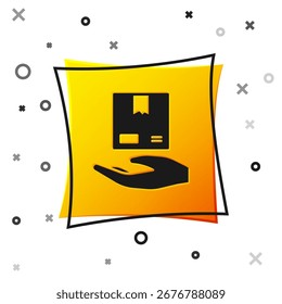 Mão de entrega preta com ícone de caixas de papelão isolado no fundo branco. Entrega porta a porta por correio. Botão quadrado amarelo. Ilustração de vetor