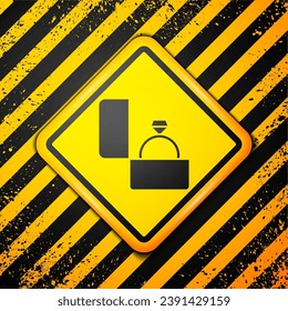 Icono del anillo de compromiso del diamante negro aislado en fondo amarillo. Signo de advertencia. Vector
