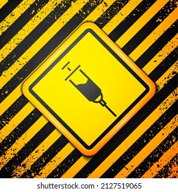Icono de la jeringa Dopaje Negro aislado en el fondo amarillo. Signo de advertencia. Vector