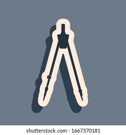 Icono de brújula de dibujo negro aislado en fondo gris. Signo de brújula. Herramientas de dibujo y educación. Instrumento geométrico. Signo de educación. Estilo de sombra largo. Ilustración vectorial