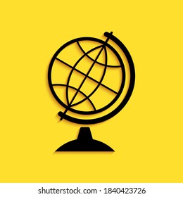 Icono del globo terrestre negro aislado en fondo amarillo. Estilo de sombra larga. Vector.