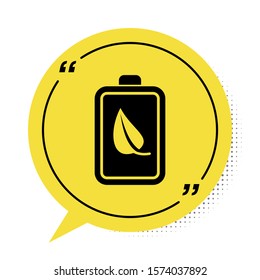 Hoja de la naturaleza ecológica negra e icono de la batería aislados en fondo blanco. Energía basada en el concepto de ahorro ecológico. Símbolo de burbuja de habla amarilla. Ilustración vectorial