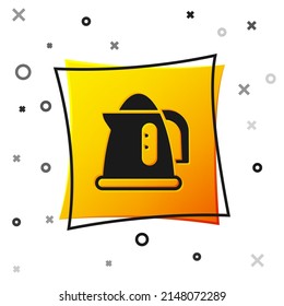 Schwarzes Wasserkocher Symbol einzeln auf weißem Hintergrund. Teekocher Ikone. Gelber Quadrat-Knopf. Vektorgrafik